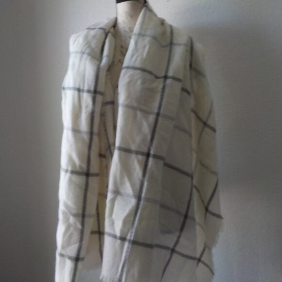 Old Navy White Ivory Plaid Scarf Wrap Warm Soft 40x78 Classic Minimalist Unisex - Picture 3 of 5